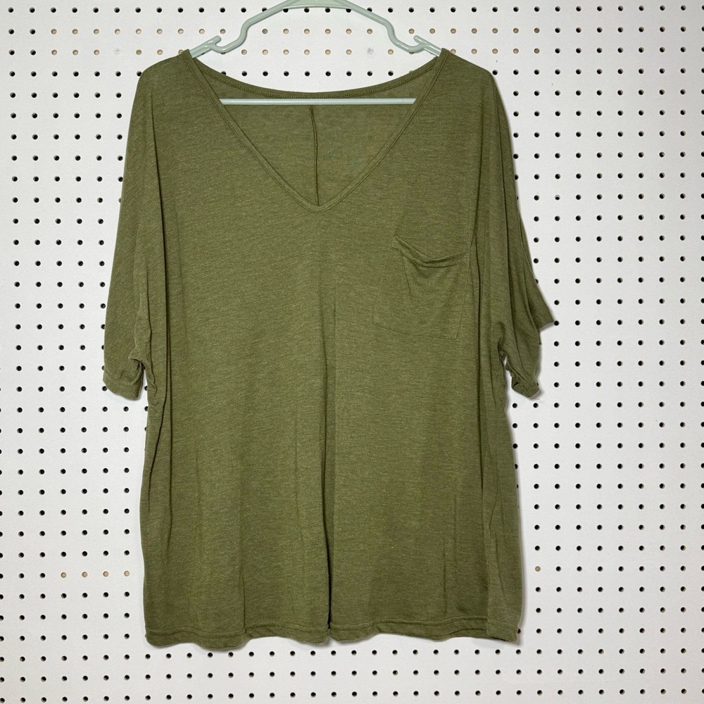 NWOT SHEIN curve 1x vneck oversized t shirt, front pocket, lots of stretch